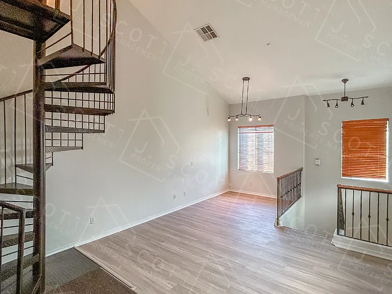 746 N Laguna Dr — Photo 4