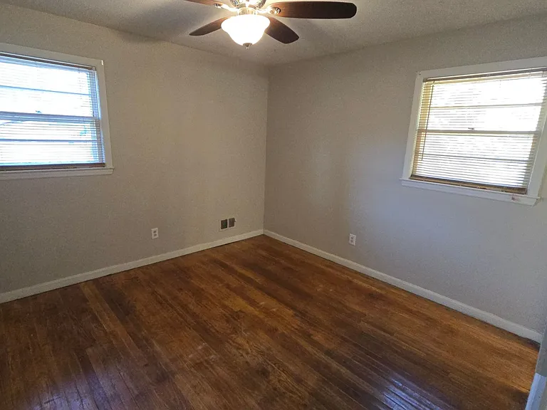 2233 Windsor Dr — Photo 23