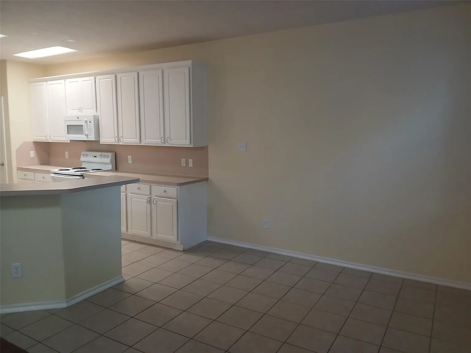 3 bed, 2.5 bath, 1683 sqft, $1,800 — Photo 4