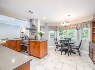 296 Hamilton Rd, Rockville Centre, NY 11570