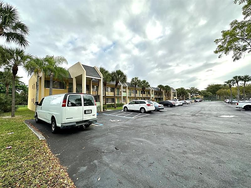 1st image of 1426 Meadows Cir W