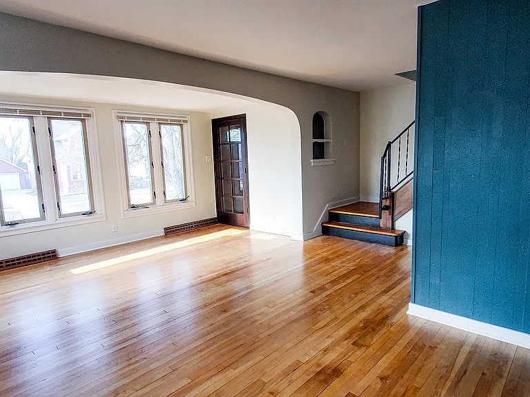 Livingroom with Sunroom