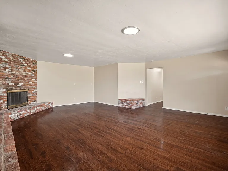 327 1/2 S Lincoln Pl — Photo 5