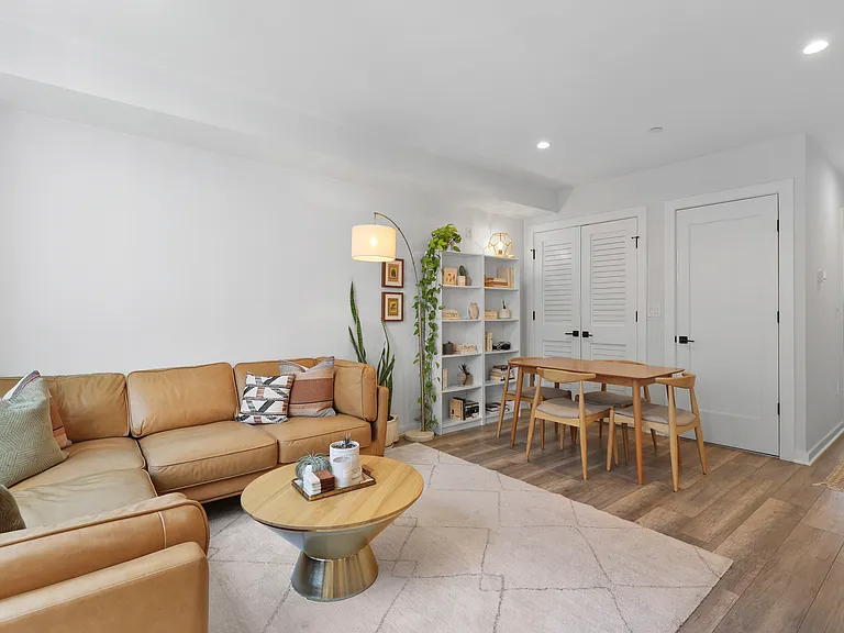 2612 University Pl NW #6 — Photo 3