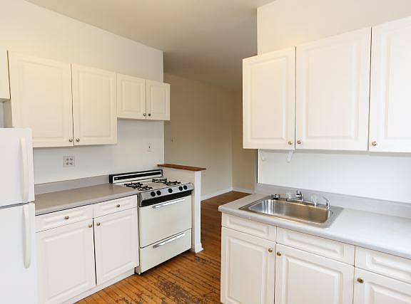 2nd image of 630 W Cornelia Ave APT 2S