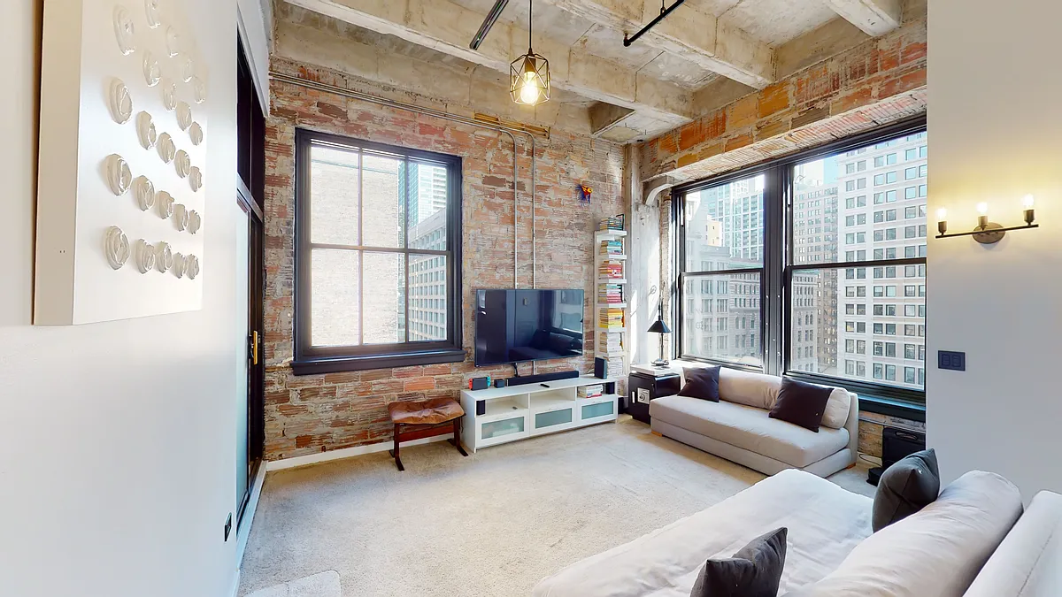 Building Photo - 20 N State St #906