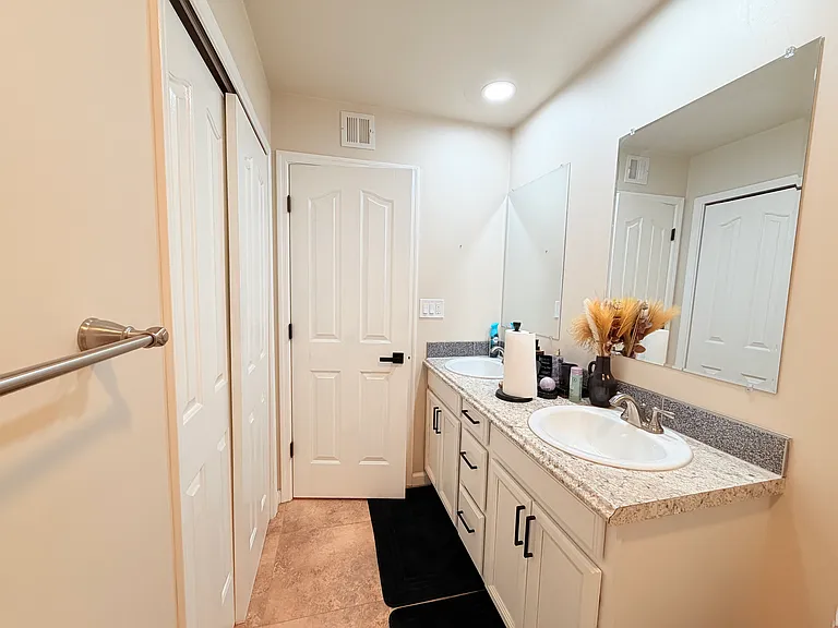 1056 E Carter Dr — Photo 26