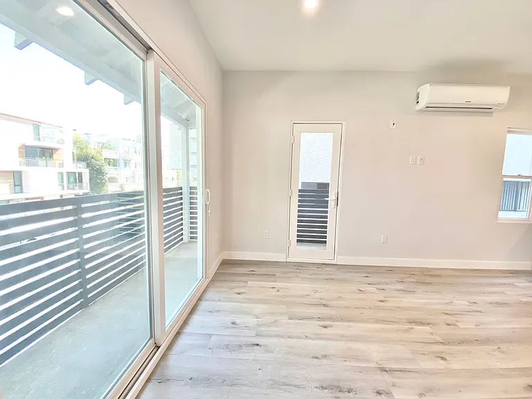 N Swall Apartments — Photo 8