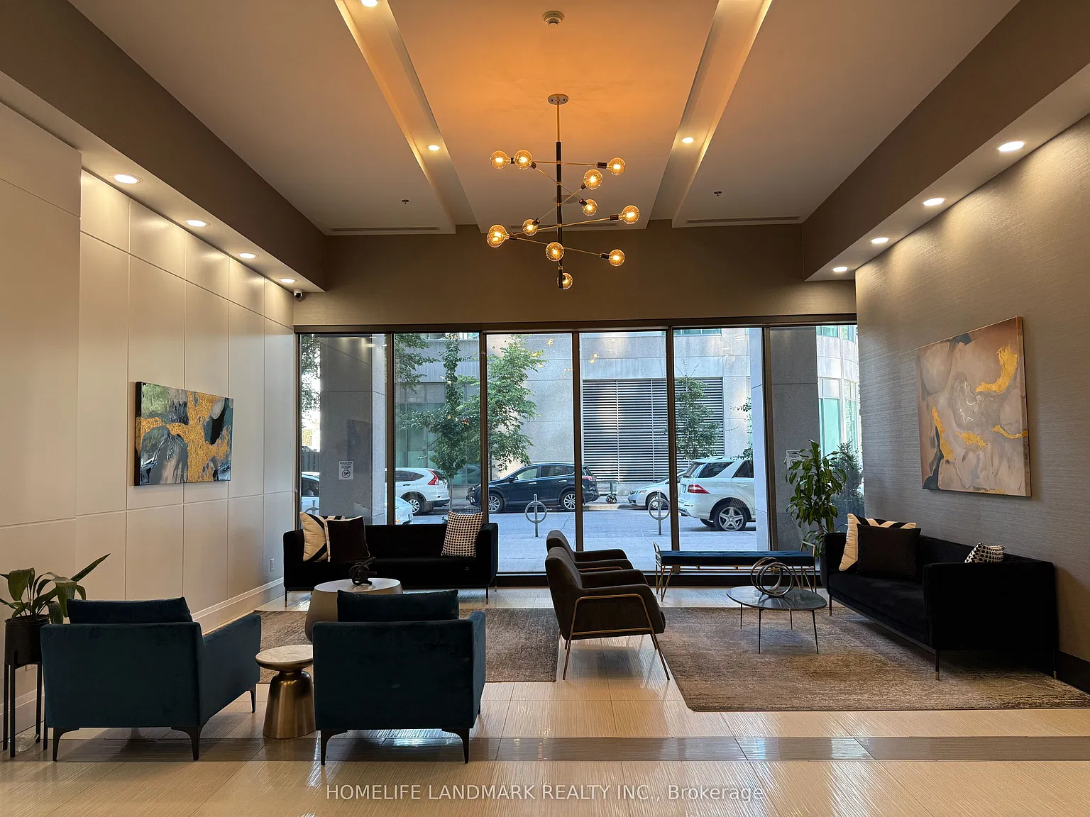 19 Grand Trunk Cres — Photo 2