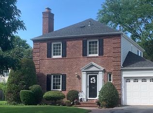93 Kingsbury Rd, Garden City, NY 11530