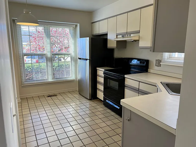 1629 Glenbrooke Ct — Photo 10
