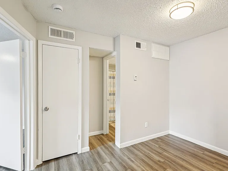 Claro Court Apartments — Photo 18