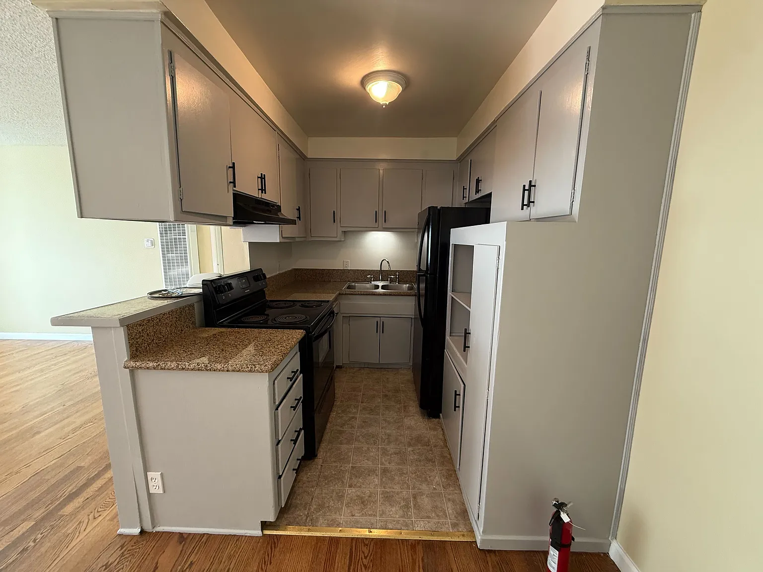 1215 Barry Ave — Photo 3