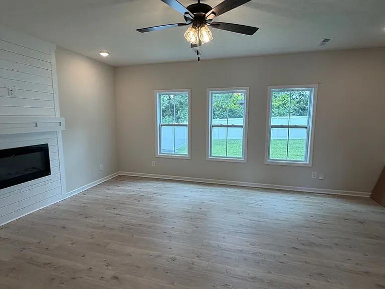 217 Wesson Dr — Photo 3