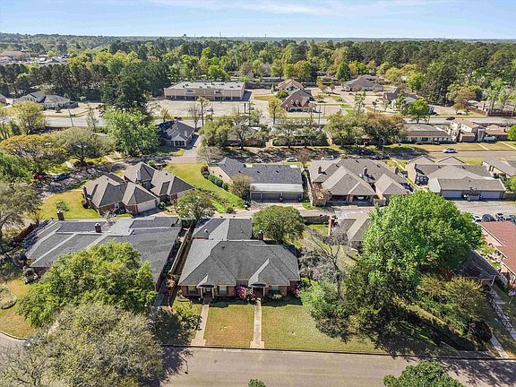 3rd image of 302 Hampton Ct