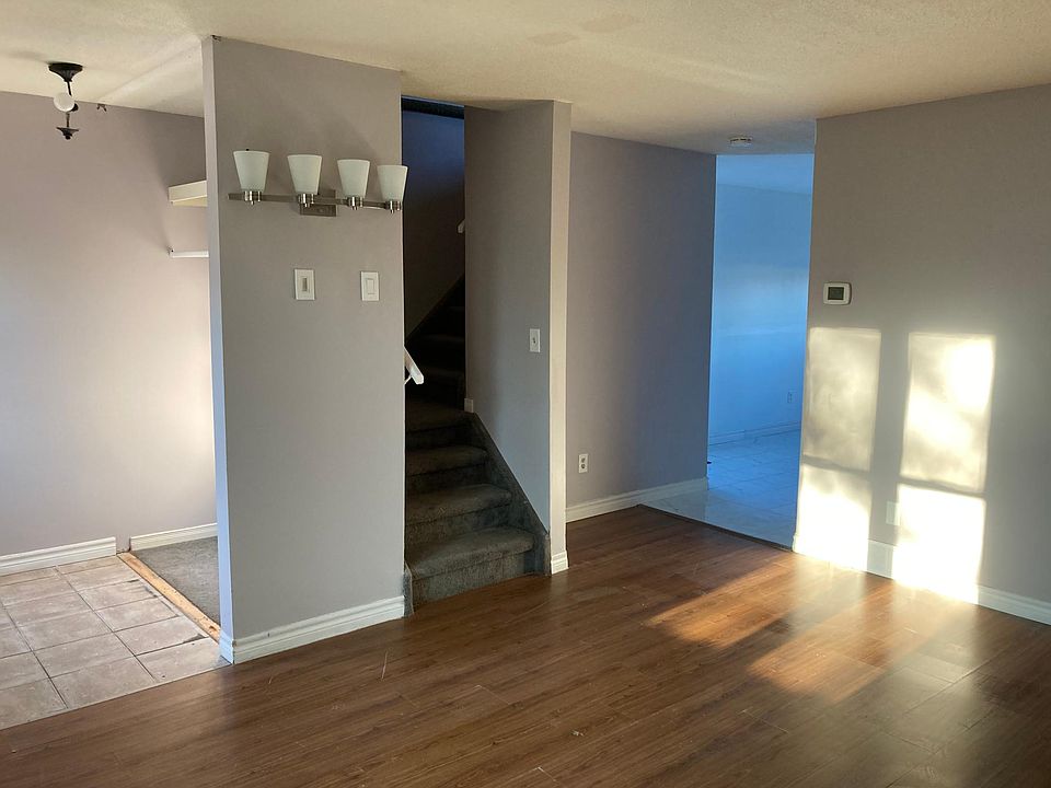 1st image of 3042 Erindale Cres