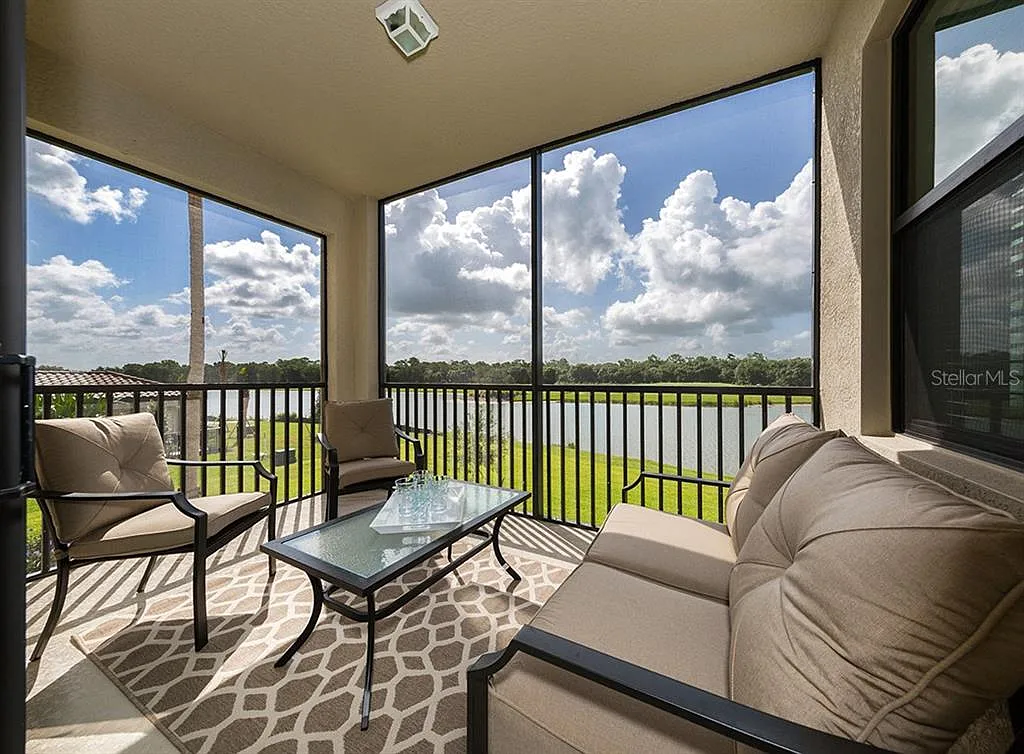 2 bed, 2.0 bath, 1104 sqft, $2,200 — Photo 2