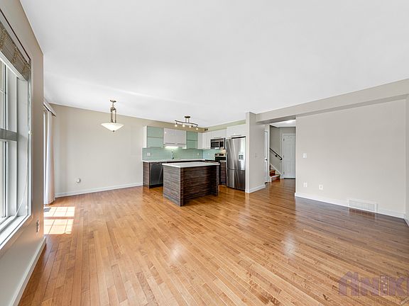 5th image of 710 Gordon Rd