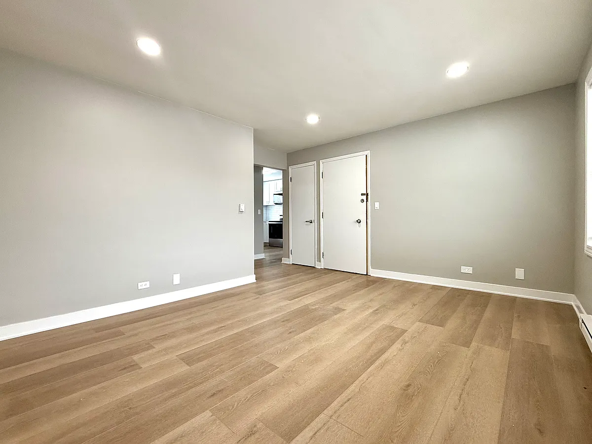 Building Photo - 5615 N Mozart St #3C