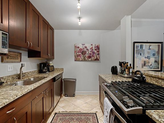 5th image of 1933 N Dayton St #1R
