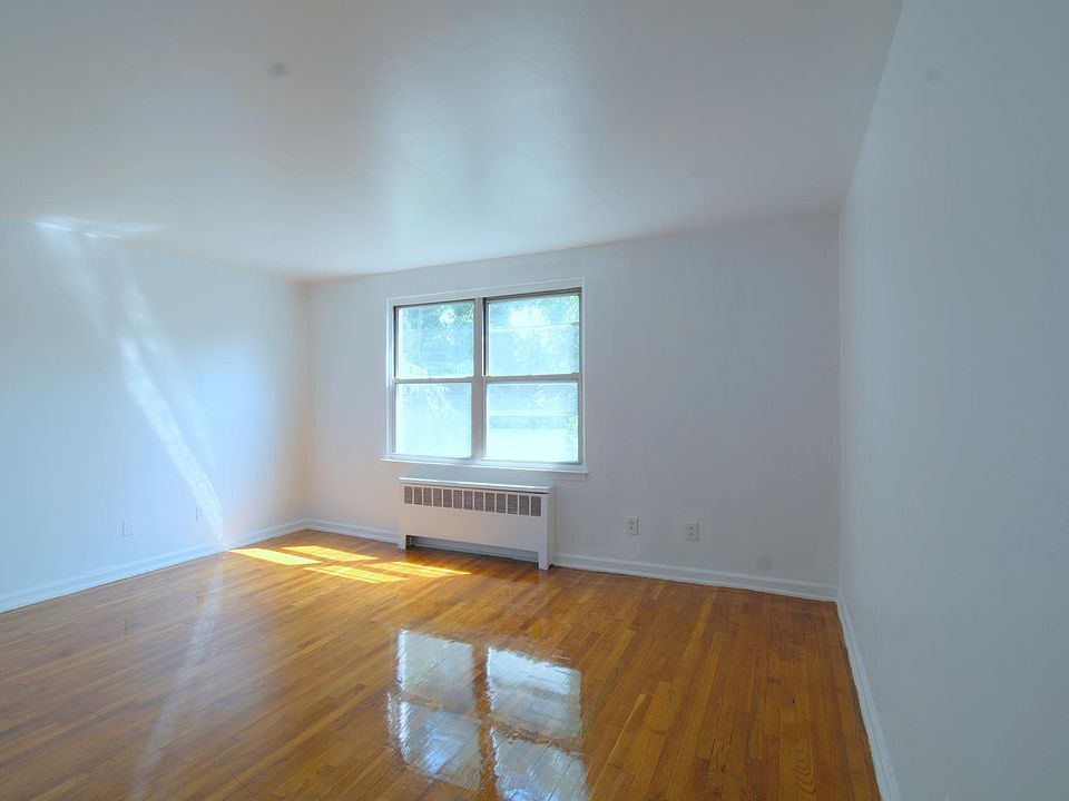 1st image of 975 E 232nd St #2A