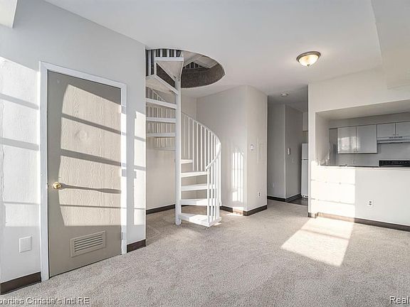 2nd image of 590 Parkview Dr