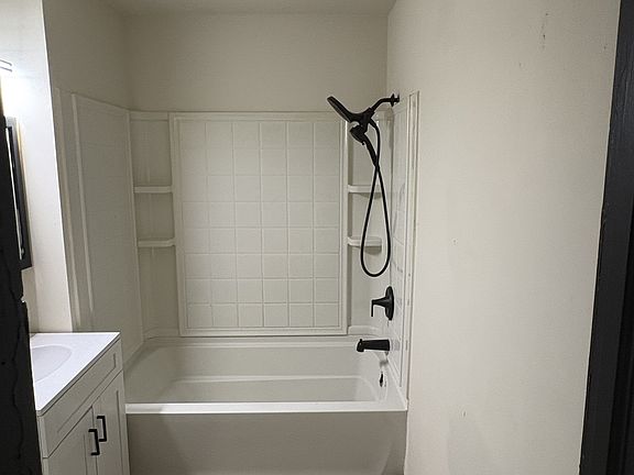 5th image of 2928 W Juneau Ave