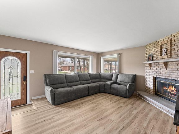 4th image of 270 Crestwood Dr