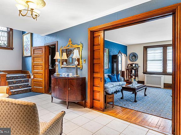 3rd image of 3001 W Queen Ln
