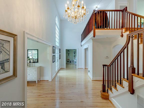 AWESOME HIGH CEILINGS! * UNIQUE FOR THE HAMLET!