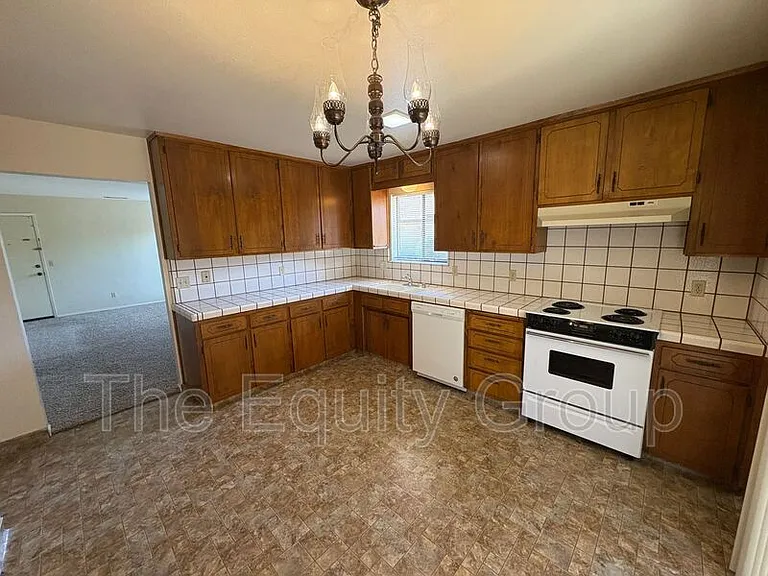 811 W Arlen Ct — Photo 17