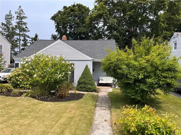 34 Nimitz Rd, Rumford, RI 02916