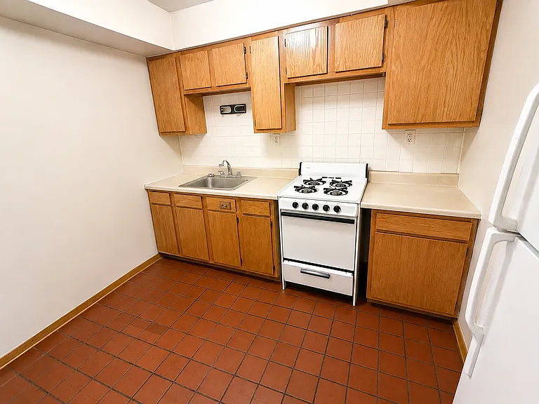 2545 Kenilworth Rd #10 — Photo 4
