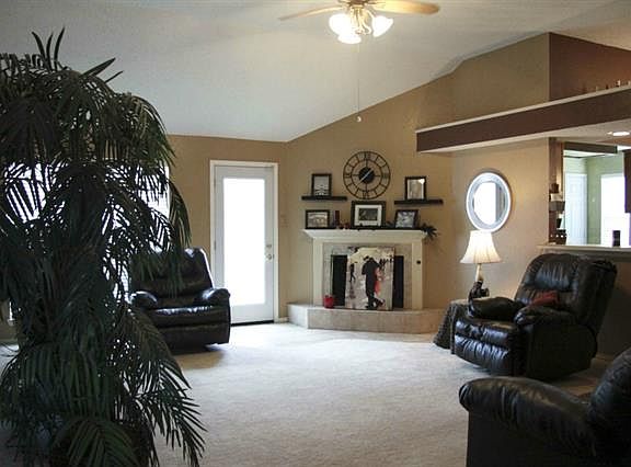 2nd image of 1570 Glenmore Dr