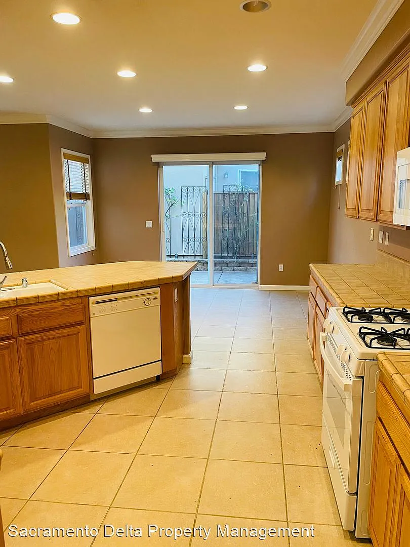 3952 Tule St photo 1