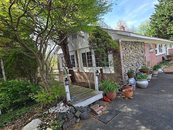 3rd image of 1306 Currier St
