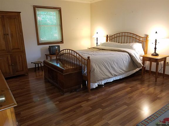 4th image of 10 Abbey Ct