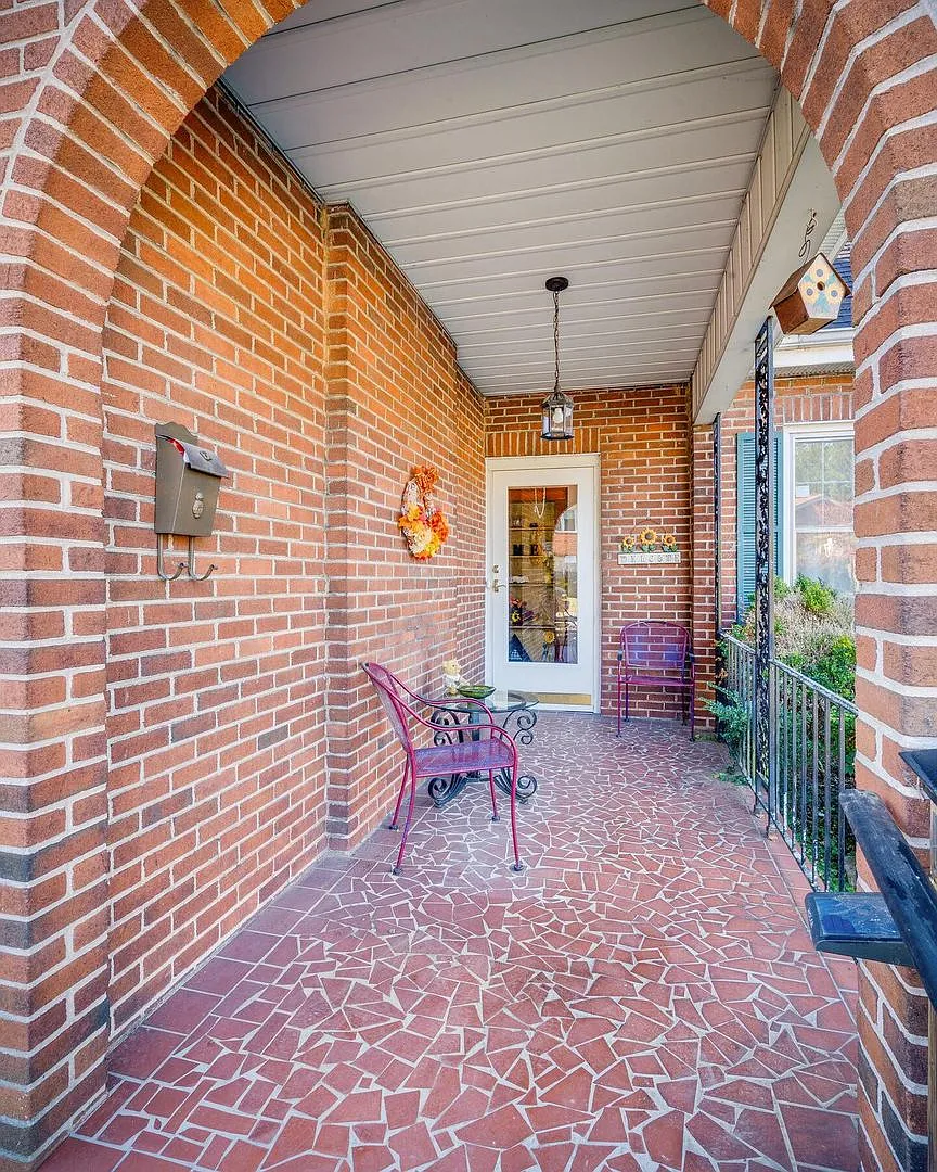 Coming Soon!! Charming 3 bed 2 Bath | Sunroom + Garage + Patio | Summer Special ! — Photo 4
