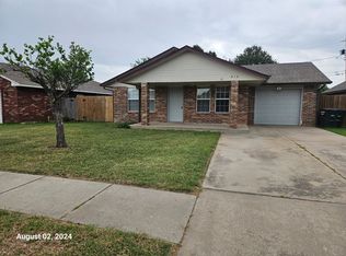 812 NW 18th St, Moore, OK 73160