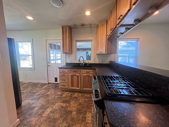 5th image of 3950 Grape Ave NE