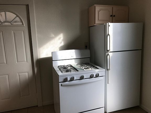 GAS STOVE WITH FULL SIZE REFRIGERATOR