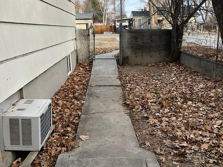403 W Hazel St — Photo 2