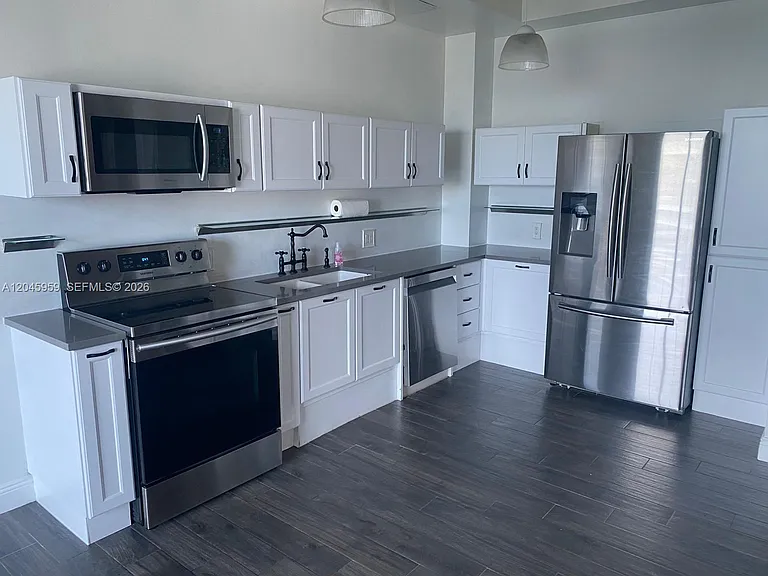 10 SW South River Dr #1708 — Photo 3