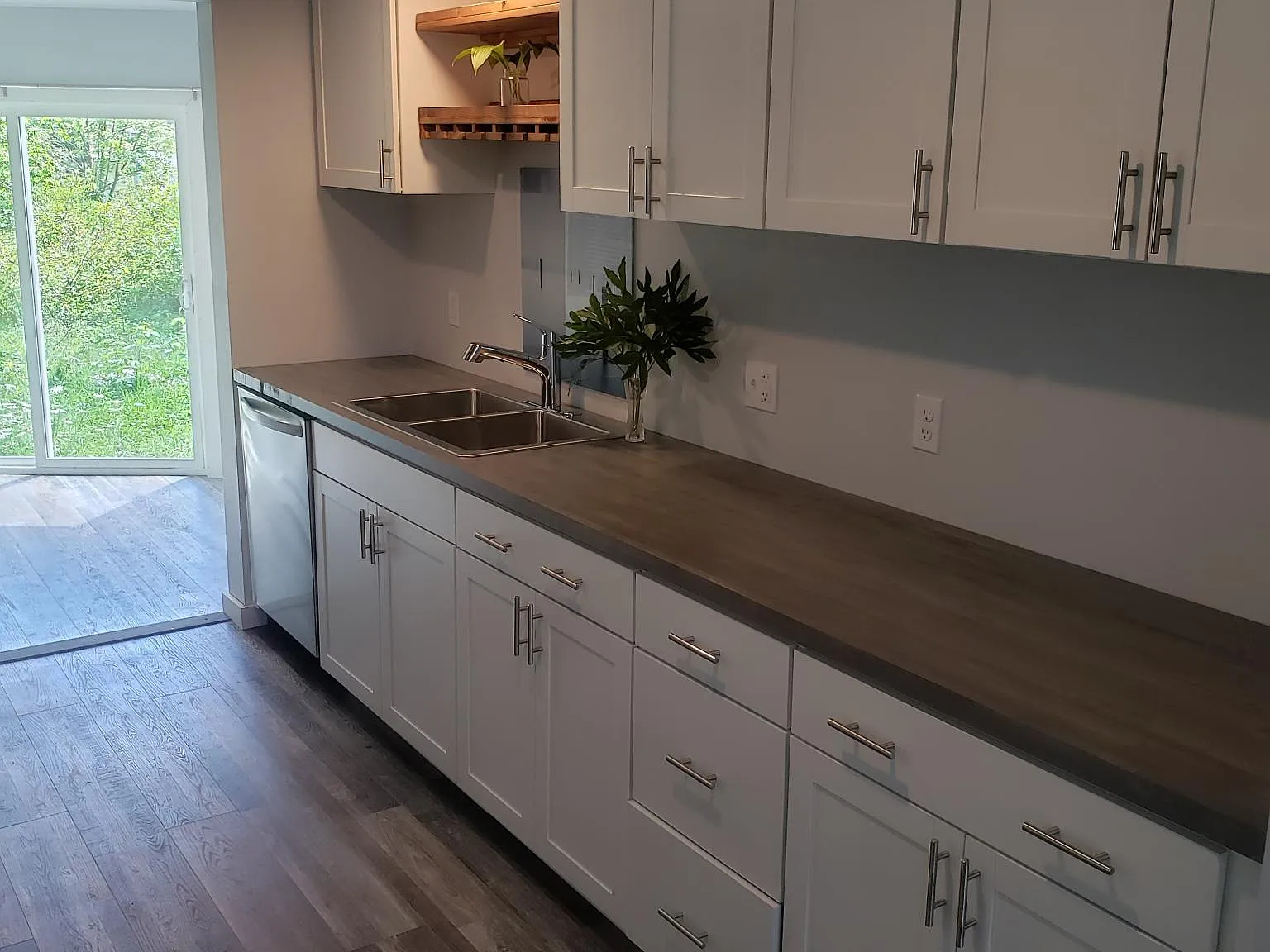 3 bed, 1100 sqft, $2,400 — Photo 2