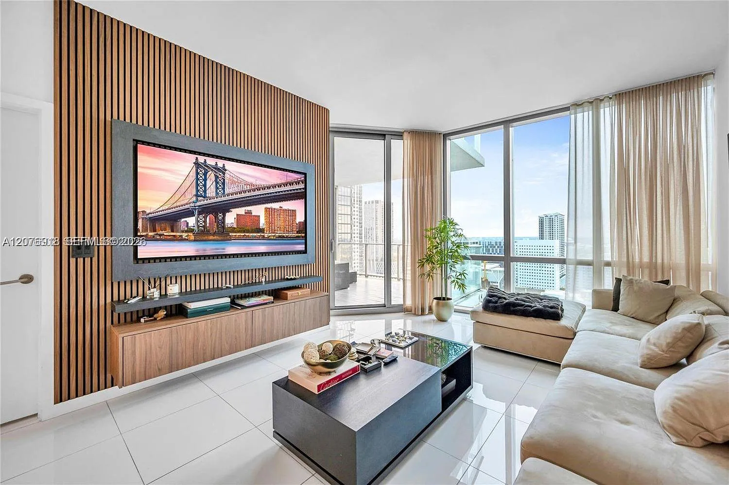 Paramount Miami Worldcent — Photo 1