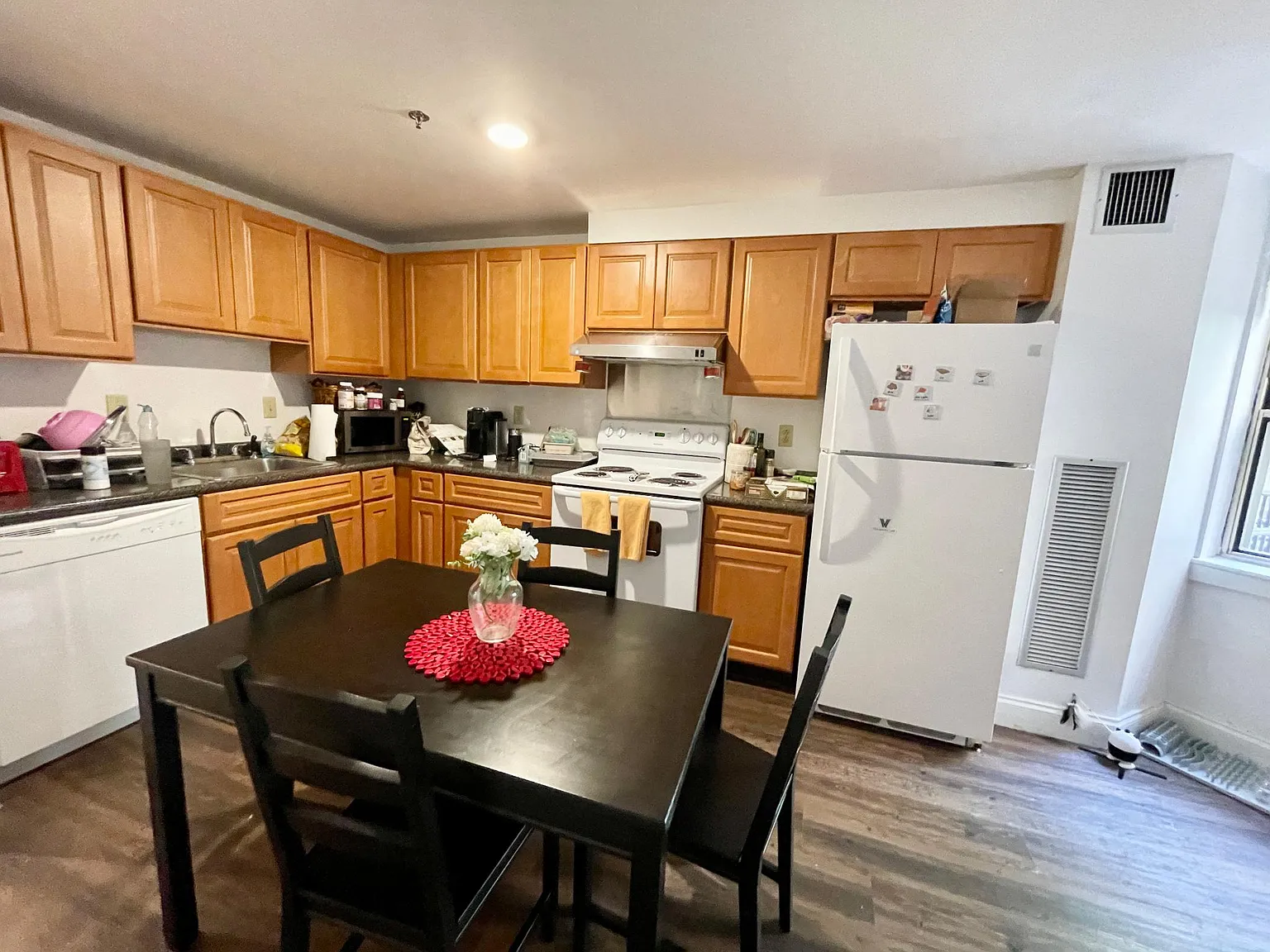 3 bed, 1.5 bath, 1150 sqft, $5,100 — Photo 4
