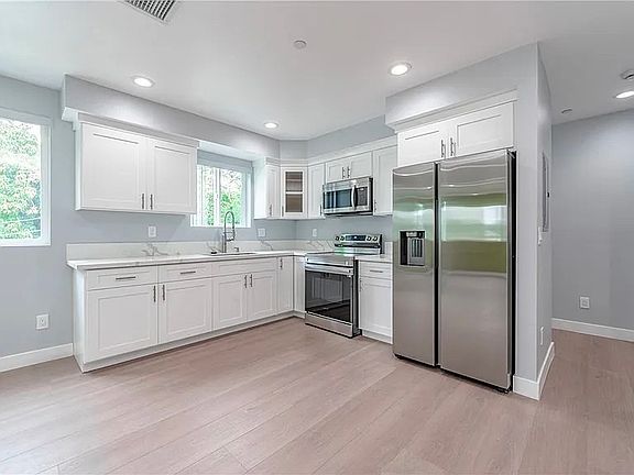 2nd image of 1265 E Adams Blvd #1267-1/2