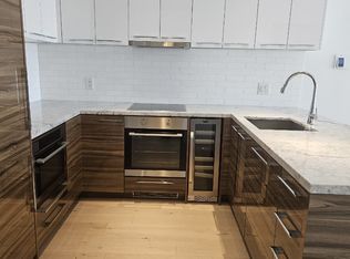 488 University Ave #2712, Toronto, ON M5G 0C1