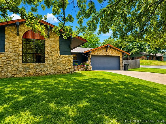 3rd image of 2403 W Newton Pl