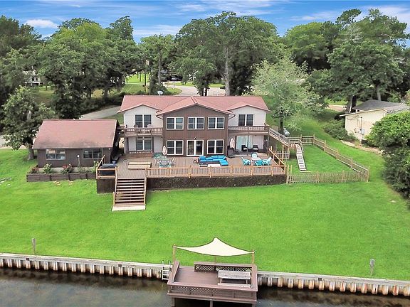 2nd image of 571 Lakeview Cir